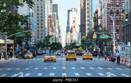 NEW YORK CITY - circa 2018 : les taxis jaunes descendre la 3ème Avenue dans le quartier de l'East Village de Manhattan à New York au cours de la soirée l'heure de pointe. Banque D'Images