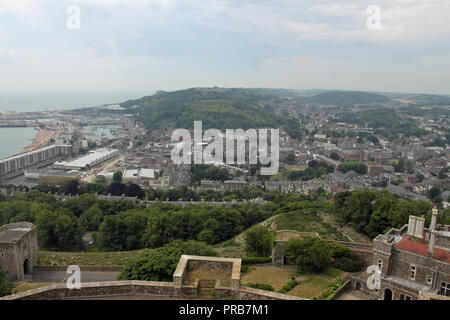 Vue du château de Douvres avec une lanière de l'Harbour sur la gauche et de la ville sur la droite avec une partie de l'enceinte du château au premier plan. Banque D'Images