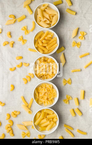 Divers types de pâtes italiennes dans un bol. Vue d'en haut. Banque D'Images