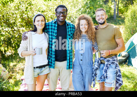 Groupe d'amis affectueux joyeux profitant de voyage sac à dos en milieu naturel sur le week-end d'été Banque D'Images