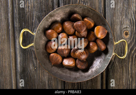 Marrons sur fond de bois Banque D'Images