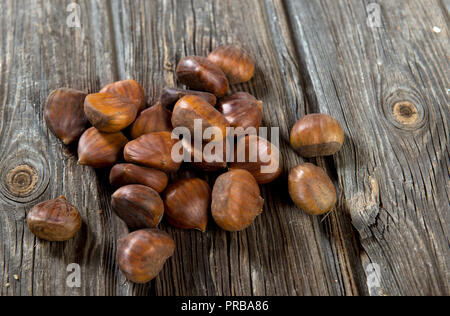 Marrons sur fond de bois Banque D'Images