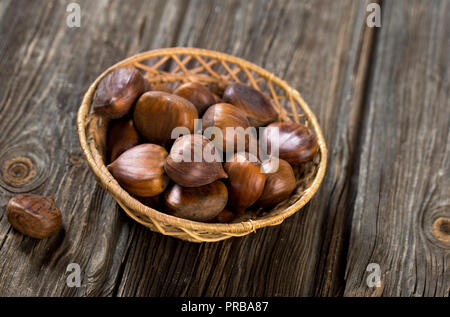 Marrons sur fond de bois Banque D'Images