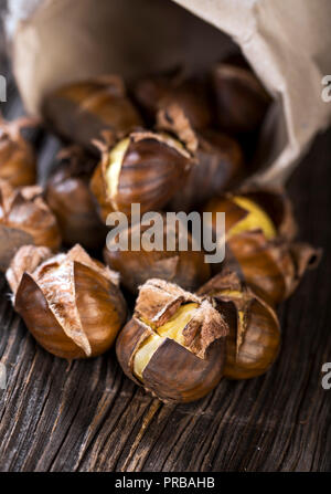 Marrons sur fond de bois Banque D'Images