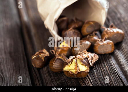 Marrons sur fond de bois Banque D'Images