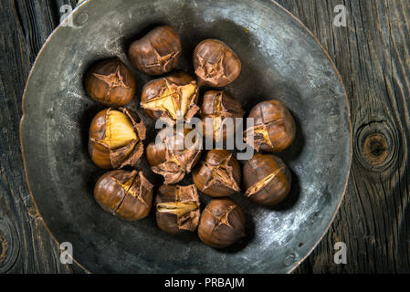 Marrons sur fond de bois Banque D'Images