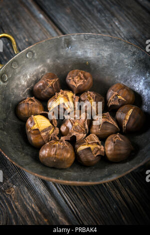 Marrons sur fond de bois Banque D'Images
