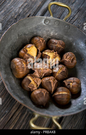 Marrons sur fond de bois Banque D'Images
