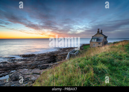 L'aube sur la vieille maison de bain à Howick sur la côte de Northumberland Banque D'Images