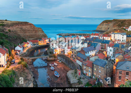 La tombée de plus de Staithes, un joli village de pêcheurs sur la côte du Yorkshire Banque D'Images