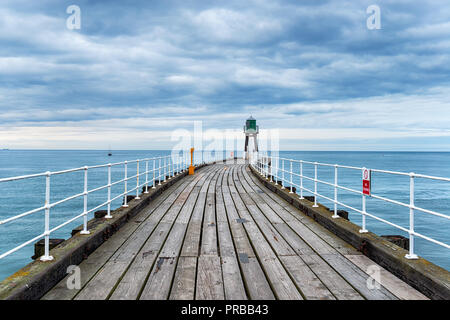 Moody ciel au-dessus de la jetée Ouest, à Whitby, sur la côte nord de Yorkshire Banque D'Images