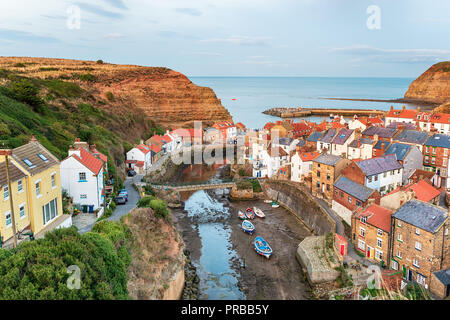 Le joli village de pêcheurs de Staithes sur la côte du Yorkshire du nord Banque D'Images