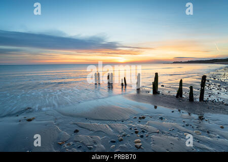 Beau lever de soleil à Sandsend plage près de Whitby du Yorkshire sur le littoral du patrimoine Banque D'Images