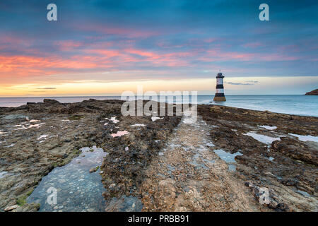 * 1963 : ouverture intégrale à un beau coucher de soleil du phare sur Penmon Point près de Bangor à Anglesey, au Pays de Galles Banque D'Images