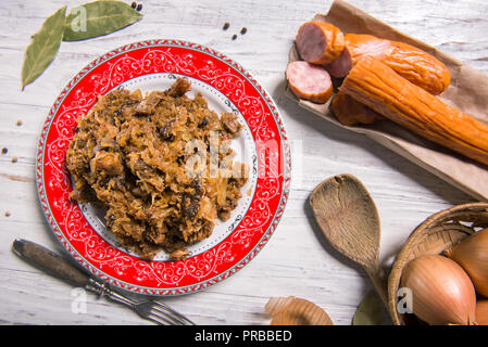 Ragoût de chou avec de la viande, les champignons et les prunes séchées - plat traditionnel polonais Banque D'Images