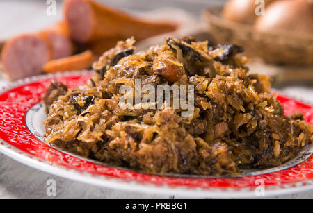 Ragoût de chou avec de la viande, les champignons et les prunes séchées - plat traditionnel polonais Banque D'Images