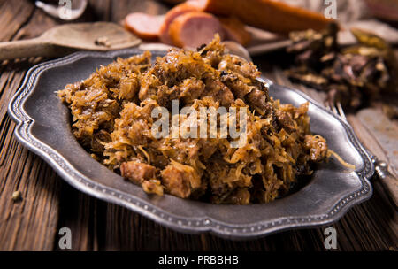 Ragoût de chou avec de la viande, les champignons et les prunes séchées - plat traditionnel polonais Banque D'Images