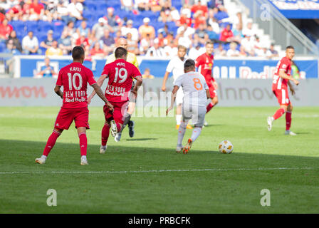 Harrison, United States. Sep 30, 2018. Ezequiel Barco (8) d'Atlanta United FC contrôle ball pendant les match contre MLS Red Bulls au Red Bull Arena Red Bulls a gagné 2 - 0 Crédit : Lev Radin/Pacific Press/Alamy Live News Banque D'Images