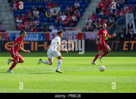 Harrison, United States. Sep 30, 2018. Hector Villalba (15) d'Atlanta United FC contrôle ball pendant les match contre MLS Red Bulls au Red Bull Arena Red Bulls a gagné 2 - 0 Crédit : Lev Radin/Pacific Press/Alamy Live News Banque D'Images