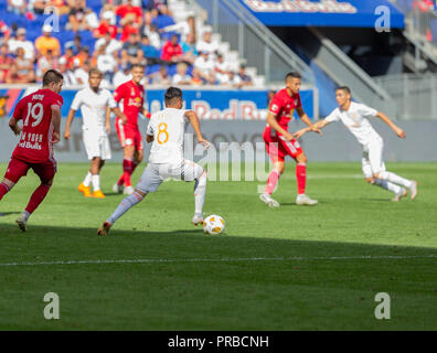 Harrison, United States. Sep 30, 2018. Ezequiel Barco (8) d'Atlanta United FC contrôle ball pendant les match contre MLS Red Bulls au Red Bull Arena Red Bulls a gagné 2 - 0 Crédit : Lev Radin/Pacific Press/Alamy Live News Banque D'Images