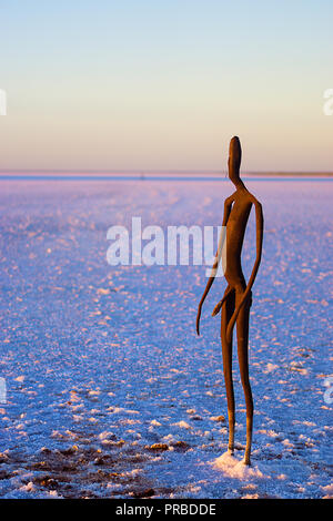 Les chiffres de l'acier par le sculpteur Antony Gormley pour Perth International Arts Festival sont parsemées à travers le lac Ballard près de Menzies en Australie de l'Ouest Banque D'Images