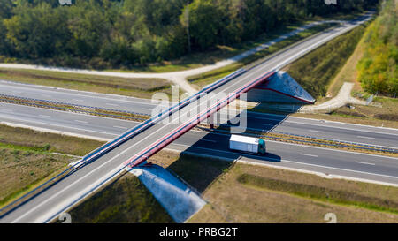 Vue de dessus sur chariot à cheval sur la route sous le pont. Banque D'Images