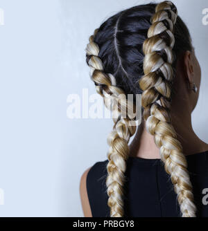 D'une épaisseur de deux tresses de cheveux artificiels, une coiffure de la jeunesse, de couleur hai Banque D'Images