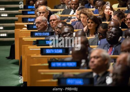 Le Vice-président américain Mike Pence, U.S. Amb. de l'ONU à la Nikki Haley, Secrétaire d'État et chef de Mike Pompeo, le général John Kelly, écouter le Président Donald Trump l'adresse 73e session de l'Assemblée générale des Nations Unies au Siège de l'Organisation des Nations Unies le 25 septembre 2018 à New York, New York. Banque D'Images