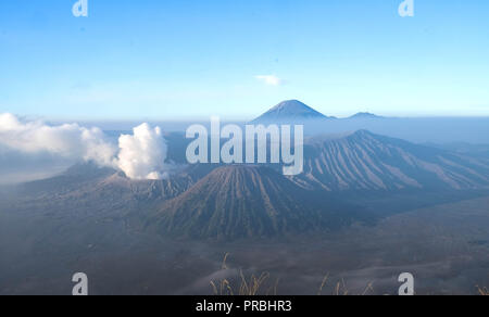 Lever du soleil sur le Mt. Bromo Tengger Semeru et la caldeira du Mont Penanjakan, Indonésie. c'est ici l'un de la destination de voyage. Banque D'Images