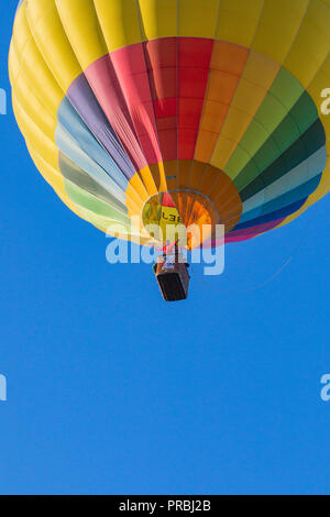 Colorful hot air balloon G-CBEJ Lancement à partir de l'Hippodrome Knavesmire dans New York New York au cours de la e de montgolfières Banque D'Images