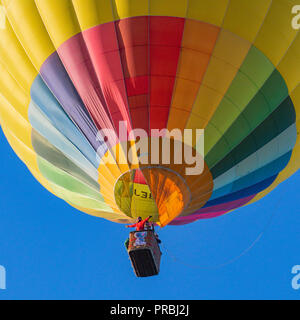 Colorful hot air balloon G-CBEJ Lancement à partir de l'Hippodrome Knavesmire dans New York New York au cours de la e de montgolfières Banque D'Images