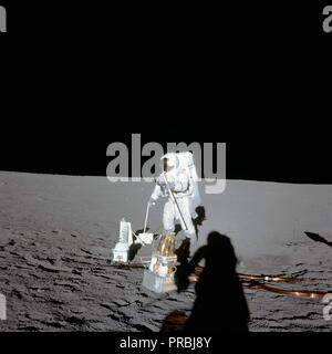 L'astronaute Alan Bean L., pilote du module lunaire, déploie composants de la surface lunaire Apollo (expériences ALSEP) au cours de la mission Apollo 12 première activité extravéhiculaire (EVA) sur la lune. La photo a été faite par l'astronaute Charles Conrad Jr., commandant, à l'aide d'une poche de 70 mm appareil photo Hasselblad modifié pour l'utilisation de la surface lunaire. Banque D'Images