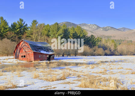 Vintage grange en champ dans les montagnes Banque D'Images