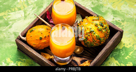 Smoothie à la citrouille en verre sur table vintage.Automne boire. Banque D'Images