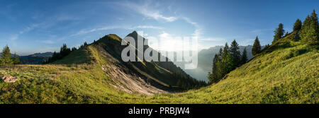 La randonnée sur l'Hardergrat Ridge et de la route, Interlaken, Suisse, Union européenne Banque D'Images