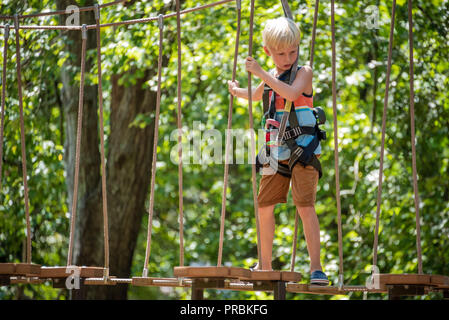 Jeune garçon Navigation dans l'accrobranche high ropes au Zoo d'Atlanta près du centre-ville d'Atlanta, Géorgie. (USA) Banque D'Images