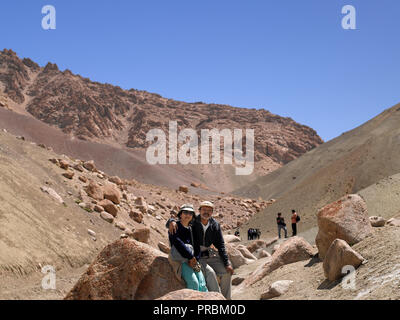 COUPLE TREKKING SUR DES MONTAGNES DE TINGMOSGANG, Ladakh, le Jammu-et-Cachemire, l'Inde, l'ASIE Banque D'Images