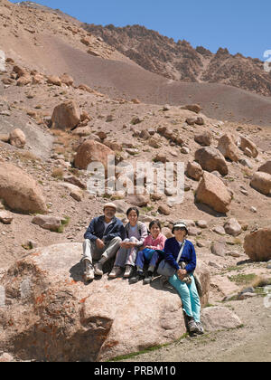 Famille de quatre, TREKKING À TINGMOSGANG, Ladakh, le Jammu-et-Cachemire, l'Inde, l'ASIE Banque D'Images