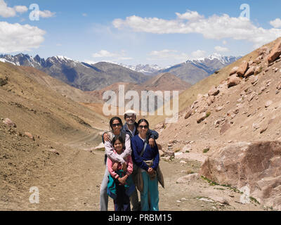 Famille de quatre, TREKKING À TINGMOSGANG, Ladakh, le Jammu-et-Cachemire, l'Inde, l'ASIE Banque D'Images