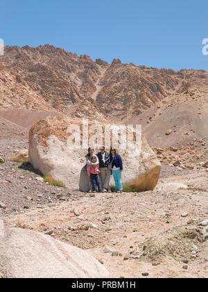 Famille de quatre, TREKKING À TINGMOSGANG, Ladakh, le Jammu-et-Cachemire, l'Inde, l'ASIE Banque D'Images