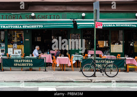 La ville de New York, USA - 22 juin 2018 : Restaurant italien à Carmine Street, Greenwich Village. Vue extérieure de terrasse avec des gens Banque D'Images