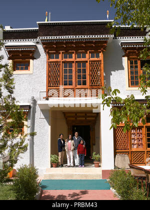 Famille de quatre, NAMRA, HÔTEL TINGMOSGANG, Ladakh, le Jammu-et-Cachemire, l'Inde, l'ASIE Banque D'Images