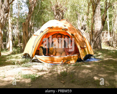 Famille de quatre personnes dans une tente, camping, TENTES SABOO,LADAKH, Jammu-et-Cachemire, l'Inde, l'ASIE Banque D'Images