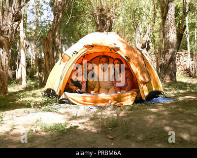 Famille de quatre personnes dans une tente, camping, TENTES SABOO,LADAKH, Jammu-et-Cachemire, l'Inde, l'ASIE Banque D'Images