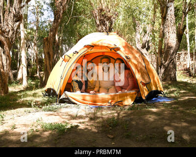 Famille de quatre personnes dans une tente, camping, TENTES SABOO,LADAKH, Jammu-et-Cachemire, l'Inde, l'ASIE Banque D'Images