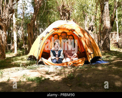 Famille de quatre personnes dans une tente, camping, TENTES SABOO,LADAKH, Jammu-et-Cachemire, l'Inde, l'ASIE Banque D'Images