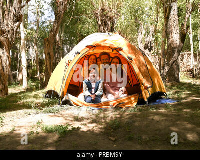 Famille de quatre personnes dans une tente, camping, TENTES SABOO,LADAKH, Jammu-et-Cachemire, l'Inde, l'ASIE Banque D'Images