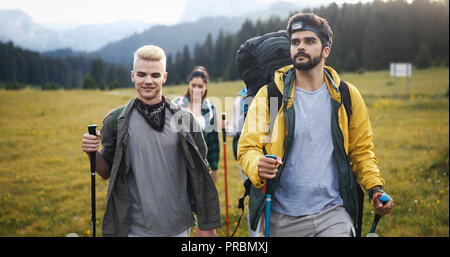 Groupe de jeunes amis de la randonnée dans la campagne. Les jeunes pays multiracial sur marche. Banque D'Images