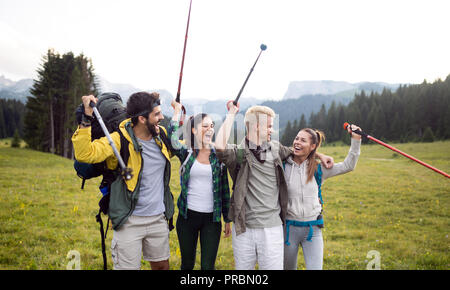 Jeunes amis sur un pays de marche. Groupe de personnes randonnées dans la campagne Banque D'Images