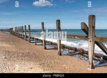 Bois épis et des revêtements, délabré sur West Runton beach, North Norfolk. Banque D'Images